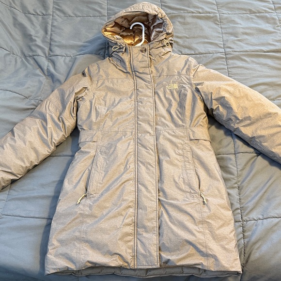 The North Face | EUC Khaki Colored Puffer Jacket with Hood - Picture 14 of 14